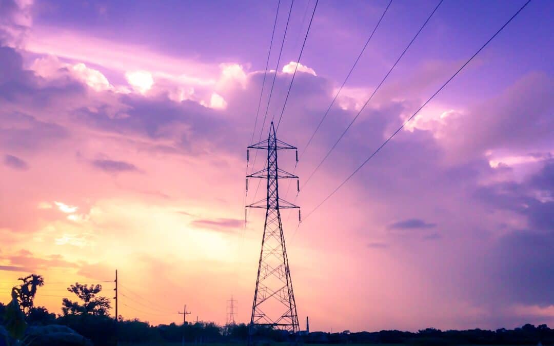 Strommast bei einem purpurnem Sonnenuntergang